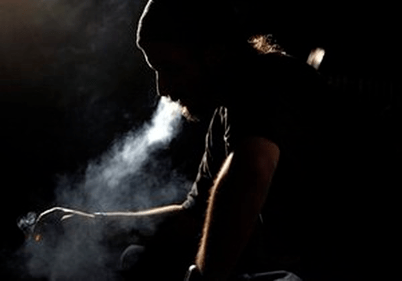 omul fumează o țigară